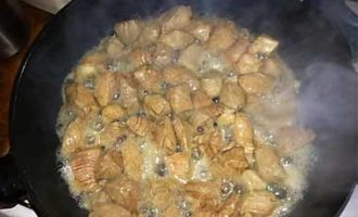 Giet olie in een diepe koekenpan en verwarm. Leg de stukken vlees in de olie en bak ze op hoog vuur zonder deksel. Met deze kooktechnologie wordt het vlees knapperig en blijft het sap dat we nodig hebben in de stukken vlees achter.