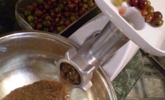 Amb una picadora de carn, tritureu les taronges (juntament amb la pela) i les groselles en una cassola. Afegiu 1 quilo de sucre i poseu la cassola al foc. No podreu deixar el fogó molt de temps perquè heu de remenar constantment la melmelada perquè no es cremi. L'aroma serà increïble! Tan bon punt la melmelada bulli, apagueu el foc i deixeu-la refredar completament.Passades 6-8 hores, quan el contingut de la cassola arribi a temperatura ambient, torneu a posar la cassola al foc i porteu la melmelada a ebullició. Aquesta vegada no hauríeu d'apagar l'estufa de seguida. Reduïu el foc i deixeu coure la melmelada de grosella i taronja a foc lent durant 15 minuts.