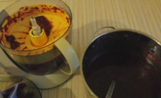 În timpul procesului de gătire, îndepărtați în mod constant spuma de pe suprafață, altfel gemul va fugi.