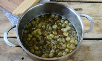 Tegen de avond van de tweede dag koken we de kruisbessen voor de laatste keer en verpakken ze in voorgesteriliseerde potten. Rol de jam op met gekookte deksels.