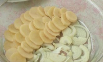 Một tấm nướng hoặc đĩa nướng lớn phải được bôi dầu thực vật, sau đó đặt hành tây ở lớp đầu tiên và đặt các vòng tròn khoai tây lên hành tây, như trong ảnh. Nêm gia vị và thêm muối.