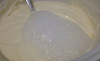 Thêm lòng trắng, soda tôi vào lòng đỏ và cẩn thận kết hợp mọi thứ, khuấy bằng thìa hoặc máy trộn ở tốc độ rất thấp. Thêm bột mì vào từng phần và khuấy đều mọi thứ để không bị vón cục nhưng trứng đã đánh không bị rơi ra.