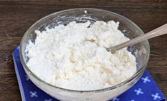 Magdagdag ng asin at vanillin sa lalagyan na may cottage cheese at lubusan na gilingin ang pinaghalong hanggang sa mas marami o hindi gaanong homogenous na walang mga bukol o heterogenous curd grains. Pagkatapos nito, magdagdag ng butil na asukal sa pinaghalong at ihalo ang lahat nang lubusan.