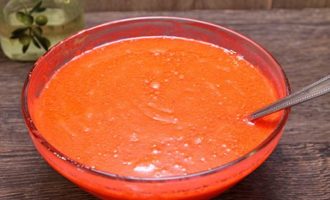 Häll raffinerad vegetabilisk olja i den ljusa blandningen, som inte har någon lukt eller smak. Det är viktigt att ta olja av hög kvalitet, som inte kommer att förstöra den färdiga efterrätten med sin smak.