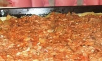 Buksan ang lata ng de-latang pagkain, ilagay sa isang salaan at patuyuin ang mantika, pagkatapos ay i-mash ng kaunti gamit ang isang tinidor. Ikalat ang pinaghalong isda sa mga patatas at sibuyas.