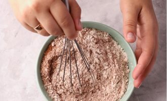 Trong một thùng chứa riêng biệt, trộn các sản phẩm khô: bột mì, muối, ca cao, soda, bột nở và vanillin. Lọc tất cả chúng qua một cái rây.
