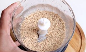 Đặt các loại hạt vào máy xay hoặc máy xay thịt và xay.