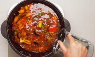 Tillsätt en liter varmt vatten i behållaren, och när det kokar, sänk värmen och sjud rätten i 30 minuter.