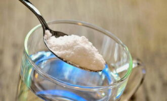 Khuấy 2 muỗng canh trong một lít nước đun sôi để nguội, khoáng không có khí hoặc nước lọc. thìa muối. Muối cần được hòa tan hoàn toàn. Để chắc chắn rằng sẽ có đủ nước, bạn có thể lấy ngay thể tích gấp đôi, duy trì tỷ lệ nước và muối: trên 1 lít. nước 2 muỗng canh. thìa muối. 