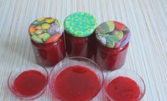 Turnați dulceața finită fierbinte în borcane sterile și închideți cu capace. Puteți rula dulceața sau o puteți sigila cu capace de plastic. Transferați dulceața de coacăze răcită într-un loc răcoros pentru depozitare.
