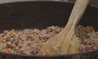 Thêm thịt bò băm vào xào, cũng nên chiên một chút.