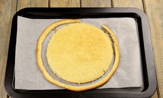 Amíg a sütemény még forró, levághatja a széleit, hogy a sütemény egyenletesebb legyen. 6-7 torta legyen a végén.