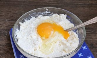 Simulan ang pagdaragdag ng mga itlog ng manok sa nagresultang timpla, nang paisa-isa, masiglang pagmamasa ang homogenous na kuwarta.