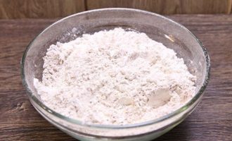 Blanda mjöl, kakaopulver, salt och bakpulver i en separat behållare. Blanda de torra ingredienserna mycket noggrant så att alla ingredienser är jämnt fördelade.