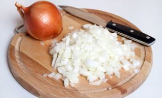 Gọt vỏ hành tây và cắt thành miếng nhỏ. Đổ nó vào chảo đã đun nóng và chiên cho đến khi có màu vàng nhạt.
