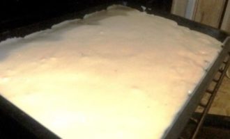 Ibuhos ang natitirang kuwarta sa lahat ng bagay at pakinisin ito gamit ang isang spatula. Ilagay sa oven na preheated sa 180 degrees para sa 30-40 minuto.