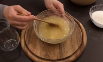 Vid denna tid, häll gelatin med vatten vid rumstemperatur (125 ml.) Låt svälla.