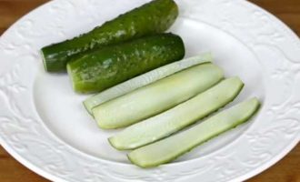 Färdiga lättsaltade gurkor kan serveras till vilken rätt som helst, gurka passar särskilt bra till potatis och kött. Servera kyld och kyl gurkorna för att hålla dem krispiga och fasta.
