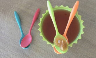 Chúng ta ăn mứt lý gai trong suốt bằng thìa hoặc phết lên vỏ bánh mì trắng và thưởng thức. Chúc ngon miệng!