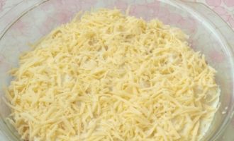 Mỡ món ăn với kem chua và sốt mayonnaise và rắc phô mai cứng bào mịn.