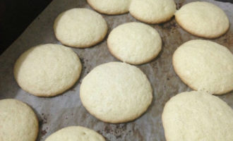 Lót giấy vào khay nướng, bôi một ít dầu lên khay rồi ép bánh ra khỏi túi nướng lên khay nướng nhỏ, chừa một khoảng trống giữa chúng. Nếu bạn không có túi nướng bánh, hãy múc bột bánh quy ra. Nướng bánh ngọt trong lò nướng nóng sẵn ở nhiệt độ 180 độ không quá 7 phút (mẻ đầu tiên có thể nướng trong 10 phút, miễn là lò không quá nóng).