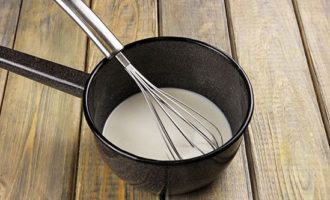 Készítsük el a krémet. Öntsön fél pohár tejet egy serpenyőbe vagy fazékba, adjon hozzá keményítőt és lisztet, keverje össze.