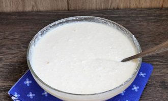 Paghaluin ang pagpuno ng curd, ayusin ang mga sangkap sa pamamagitan ng mata. Dahil ang pagpuno ay dapat na katulad ng makapal na kulay-gatas, maaaring mangailangan ito ng kaunti pang cottage cheese o itlog.