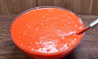 Sikta gradvis blandningen av torra ingredienser i en behållare med ägg-sockerblandningen, rör om och häll sedan i den ljusa kefirkomponenten. Alla dessa ingredienser måste vispas ordentligt med en mixer så att allt blandas ordentligt tills det är helt homogent.