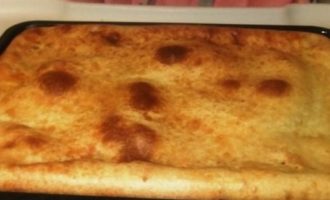 Kapag ang pie ay inihurnong hanggang sa ginintuang kayumanggi, alisin ito mula sa oven at, habang mainit pa, grasa ang ibabaw ng isang piraso ng mantikilya.