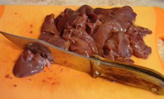 Öblítse le a csirkemájat hideg vízben, és szárítsa meg papírtörlővel. Vágja le az ereket.