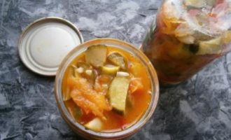 Steriliseer potten en deksels van het vereiste volume vooraf. Plaats de salade in een droge container en schroef de deksels stevig vast. Laat de potten ondersteboven afkoelen en bewaar ze.