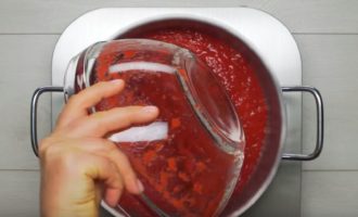 Puneți piureul de prune rezultat într-o cratiță și, după fierbere, gătiți timp de 15 minute. Dacă pregătiți sosul nu pentru pregătirea pentru iarnă, atunci trebuie să-l gătiți literalmente trei minute în această etapă.