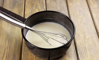 Adjuk hozzá a cukrot, a maradék tejet, helyezzük a keveréket alacsony lángon. A tejszínt sűrűre főzzük, kevergetve, hogy ne égjen meg. A tejszínt azonnal levesszük a tűzről, amint forrni kezd.