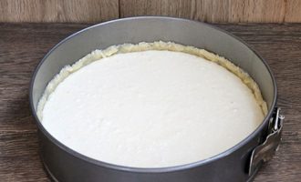 Pagkatapos ay ikalat ang curd mass sa ilalim na layer, na kamakailan mong ipinamahagi sa amag.