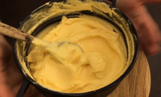 Låt oss nu förbereda krämen. Ta en djup skål och lägg smör (160 g) i den och vispa med en mixer på hög hastighet. Tillsätt kondenserad mjölk till den (tillsätt inte allt på en gång, utan gradvis). Vi fortsätter att slå.