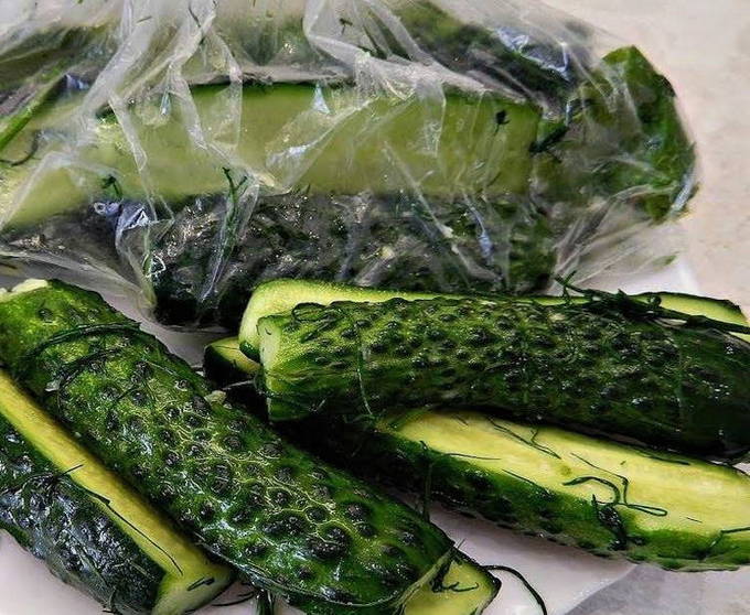 Lättsaltad gurka i påse med vitlök och dill