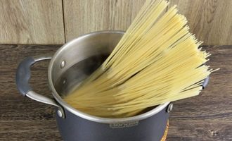 Főzzük meg a spagettit a csomagoláson található utasítások szerint. A lényeg az, hogy ne főzzük túl a termékeket, hogy kissé tapadjanak a fogakhoz (ezt a főzést al dente-nek hívják).