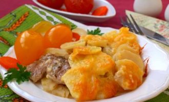 Ăn thịt lợn kiểu Pháp với khoai tây nóng, chia thành nhiều phần.