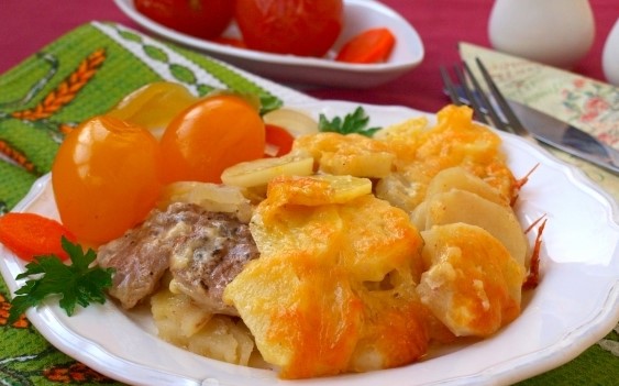 Thịt kiểu Pháp với khoai tây trong lò