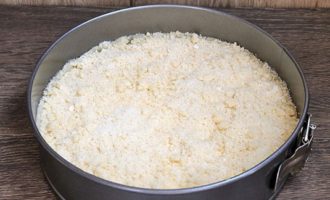 Kapag naibuhos mo na ang lahat ng laman sa pie at pinakinis ito, iwisik ang natitirang mga mumo sa pie at simulan ang pagluluto.
