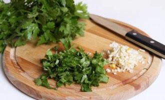 Chúng ta rửa sạch và cắt nhỏ ngò, sau đó băm tỏi thành từng miếng nhỏ.