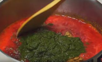 După condimente, adăugați o pastă verde de ierburi, usturoi și ardei iute. Se amestecă bine conținutul tigaii și se fierbe din nou sub capac timp de aproximativ trei minute.