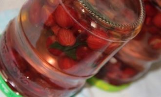 Acum trebuie să sigilați borcanele ermetic și să le întoarceți cu susul în jos. Înveliți borcanele de compot cu ceva cald, lăsați-le să se răcească complet și apoi depozitați-le pentru depozitare pe termen lung într-o cameră răcoroasă și întunecată.
