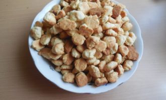 Phủ một tấm nướng bằng giấy da. Lấy bột đông lạnh ra khỏi tủ đông và xé thành từng miếng nhỏ có kích thước bằng quả anh đào. Đặt các miếng này cách nhau 1cm để tránh chúng dính vào nhau trong quá trình nướng.