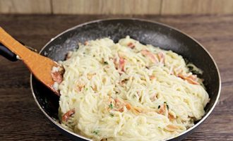 A kész tésztát szűrőedényben szűrjük le, és azonnal tegyük a baconnal együtt a serpenyőbe. Az ekkorra már elkészült tejszínes szószt a spagettibe öntjük, és gyorsan elkeverjük. A forró spagetti beleolvad a sajtba a szószba, és kész is lesz az étel.