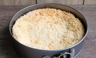 Maghurno ng cheesecake para sa 40-45 minuto sa isang oven na preheated sa 180 degrees. Ang tuktok ng pie ay dapat na ginintuang kayumanggi.