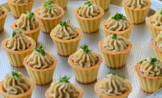 Cẩn thận đặt miếng thịt băm cổ điển vào giữa những chiếc bánh tart, bạn có thể sử dụng ống tiêm làm bánh ngọt để tạo cho món ăn một hình dáng đẹp mắt. Nếu muốn, rắc từng khẩu phần với các loại thảo mộc thái nhỏ và phục vụ món ăn. Phần pate còn lại có thể bọc lại bằng màng bọc thực phẩm và bảo quản trong tủ lạnh từ 1-2 ngày.