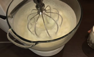 Vispa äggvitorna med en mixer i en separat behållare. Tillsätt socker, citronsyra, vaniljsocker till dem och tillsätt sedan gelatin. Och vi fortsätter att slå.