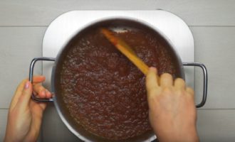 Scoateți sosul de pe foc, amestecați-l din nou și începeți să-l puneți în borcane pregătite pentru rulare. Sigilați recipientul ermetic și depozitați-l. Sosul se descurcă bine la loc răcoros și, după deschiderea borcanului, la frigider.