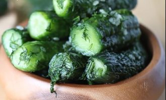 Krispiga och snabba lättsaltade gurkor i påse med vitlök och dill